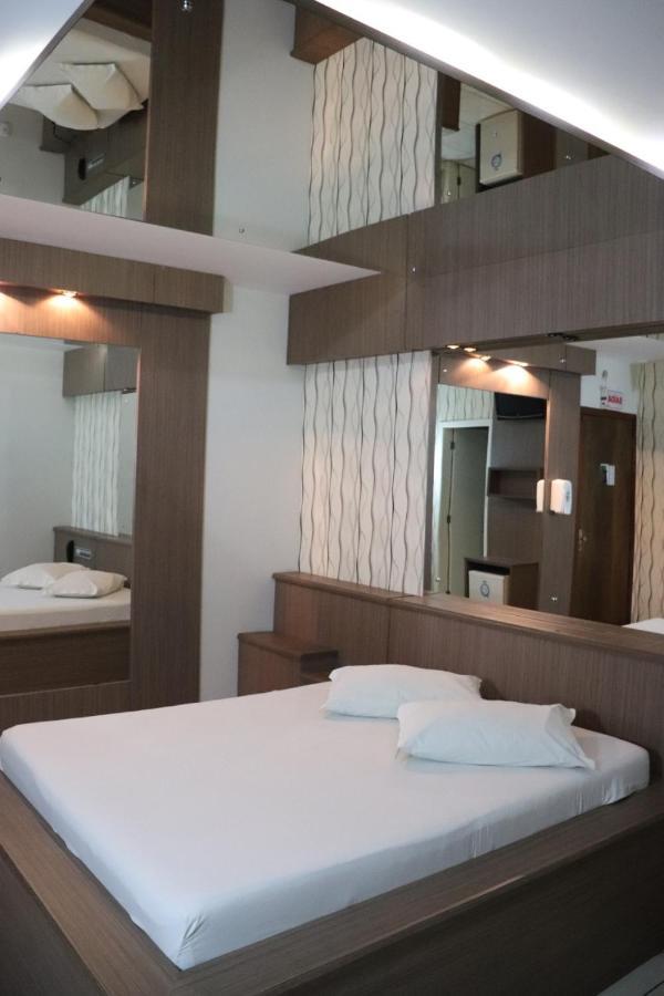 Hotel del amor Chevalier - Athos Lages